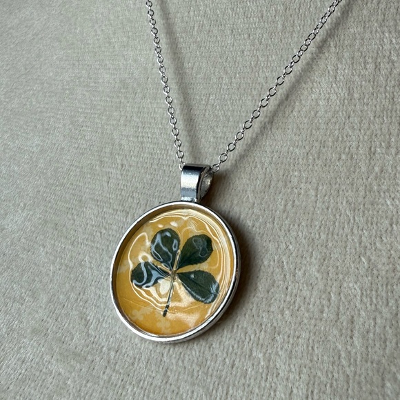 Hand-Crafted Real 4 Four Leaf Clover Pendant w/ Silver Chain #25 - Picture 1 of 7